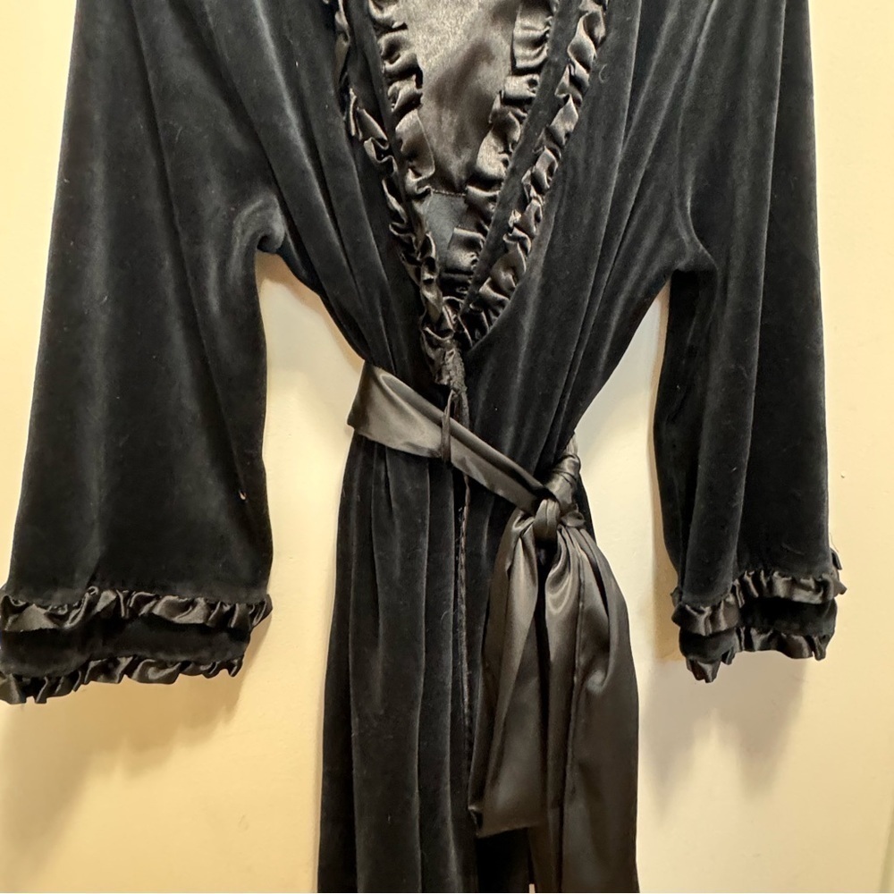 Betsy Johnson Intimates Black Velvet Ruffle Robe Size Medium - Picture 4 of 12